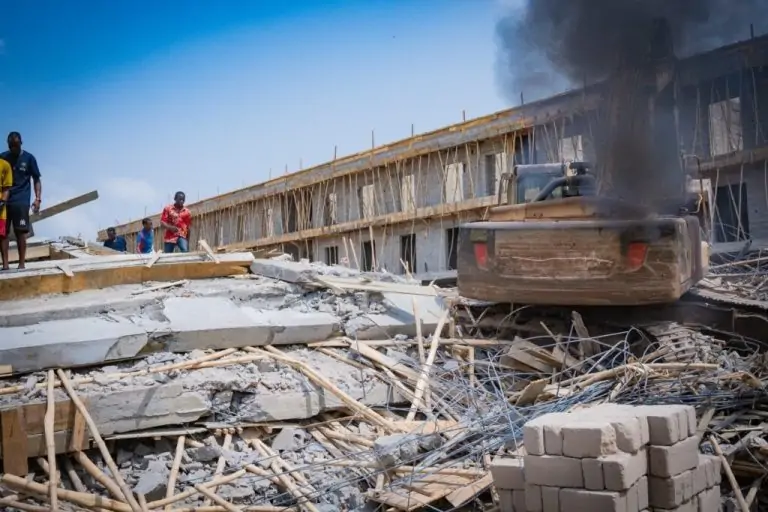 BREAKING NEWS: 5 Dead, 26 Rescued In Ochanja, Onitsha Market Building Collapse (See Photos)