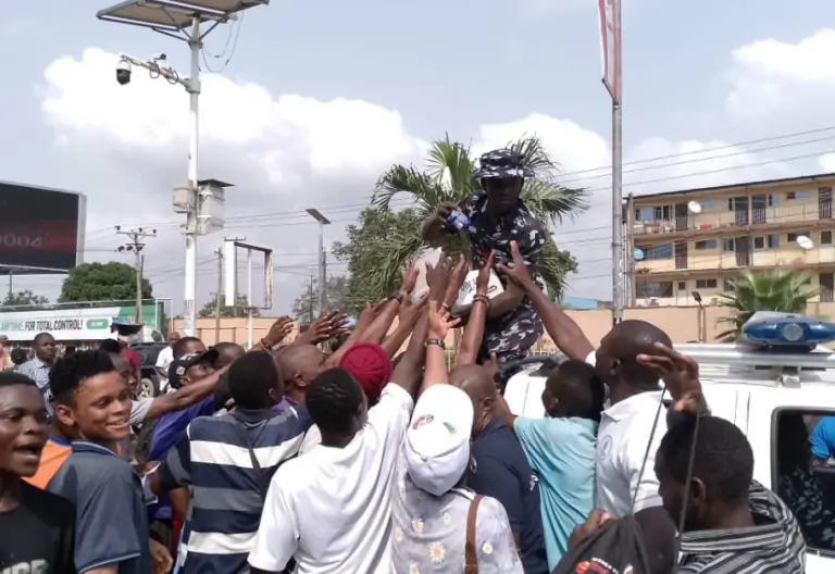 [JUST IN] Police Distribute Bottle Water And Biscuits To Protesters In Lagos (Watch Video)