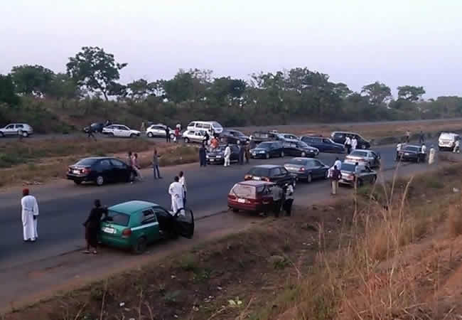 BREAKING NEWS: Residents Barricade Kaduna-Abuja Highway Over Kidnapping