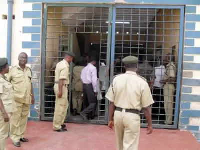 BREAKING NEWS: Jos Prison Inmates Protest Shortage Of Food Supply