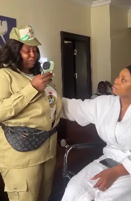 [JUST IN] Youth Corper Breaks Down In Tears As She Appreciates Her Older Sister Who Was Getting Married For Sponsoring Her Education